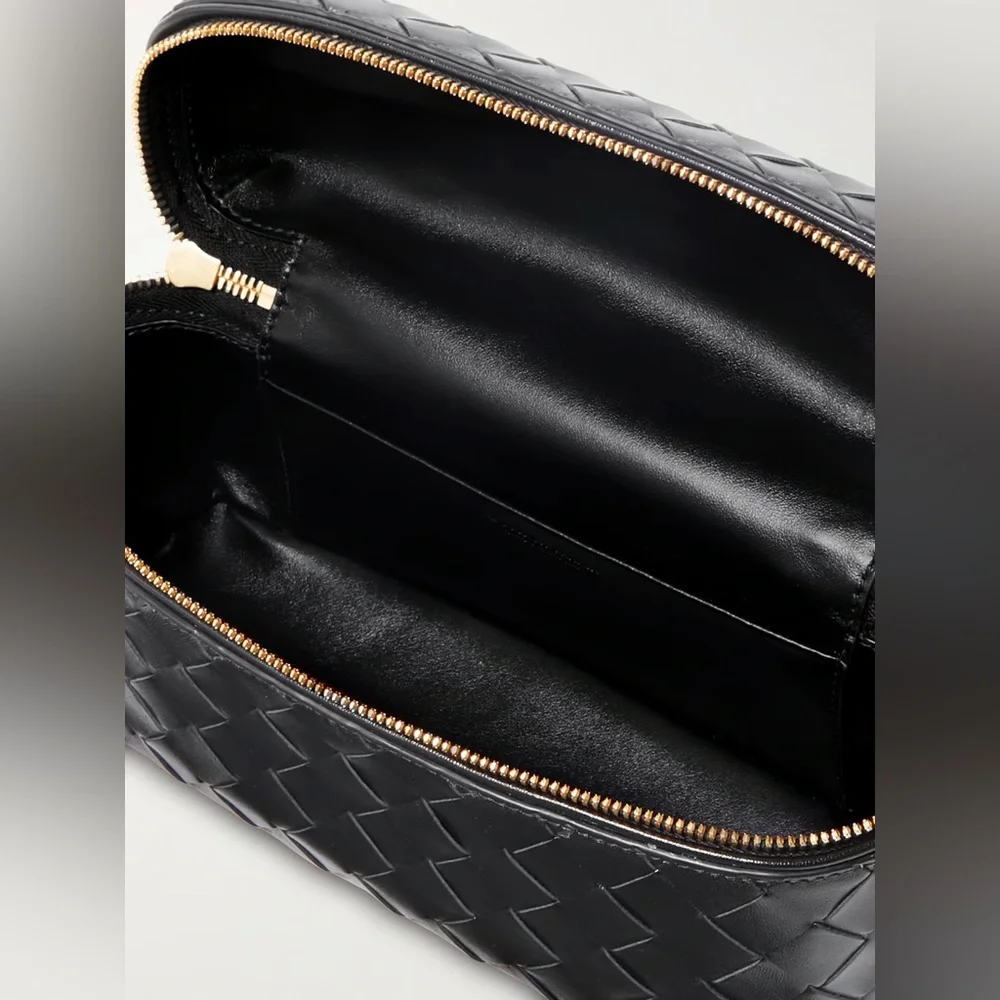 ❗️Sold Bottega Veneta
Intrecciato Leather Convertible
Vanity Case - Picture 6 of 8